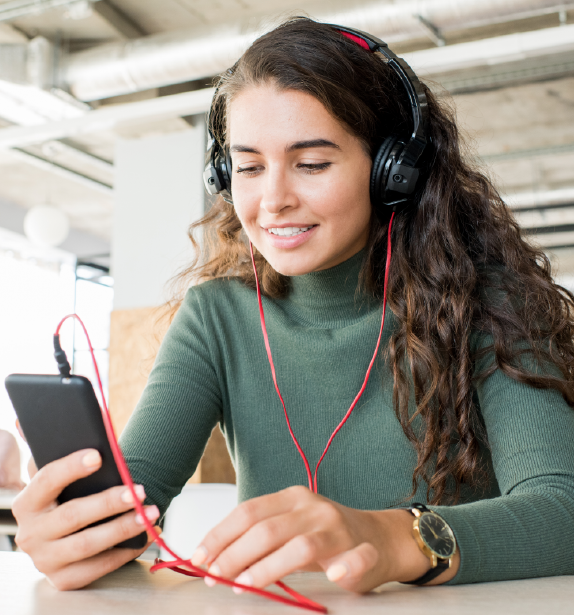 Mujer utilizando sus datos para ver uno de sus muchos programas